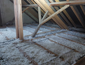 Zateplení stropu výrobní haly pomocí foukané izolace